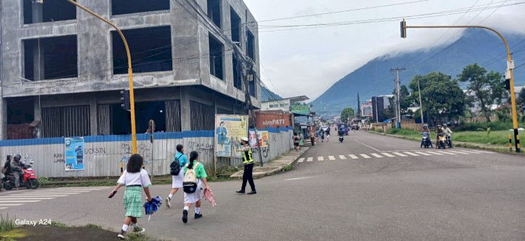 Anggota Polres Manggarai Laksanakan Strong Point di Titik Rawan Kecelakaan dan Kawasan Padat Lalu Lintas