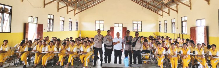 BHABINKAMTIBMAS DESA PAPANG LAKSANAKAN SOSIALISASI PENERIMAAN CALON ANGGOTA POLRI DI SMAK ST. MARIA ITENG