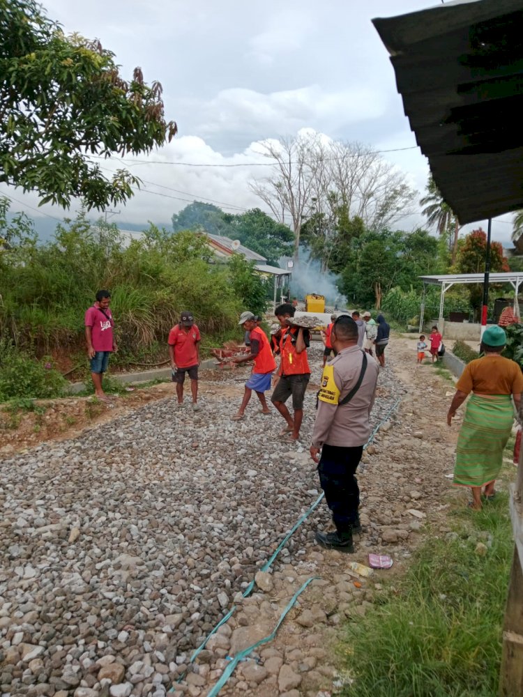 BHABINKAMTIBMAS DESA NAO LAKUKAN PENGAMANAN PERBAIKAN JALAN DI WILAYAH SATAR MESE UTARA