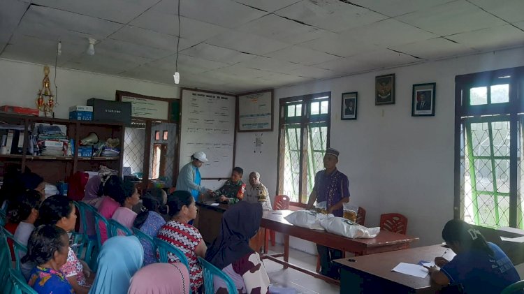 Aipda Semris Bell Laksanakan Patroli dan Pendampingan Pembagian Bantuan Beras dan Minyak Goreng di Desa Paralando