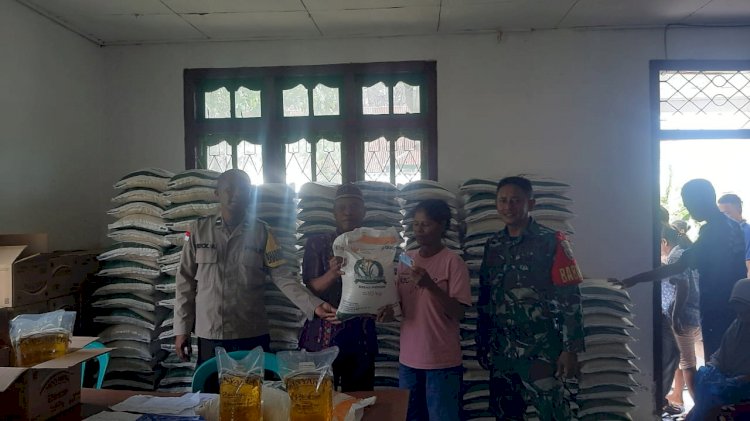 Aipda Semris Bell Laksanakan Patroli dan Pendampingan Pembagian Bantuan Beras dan Minyak Goreng di Desa Paralando