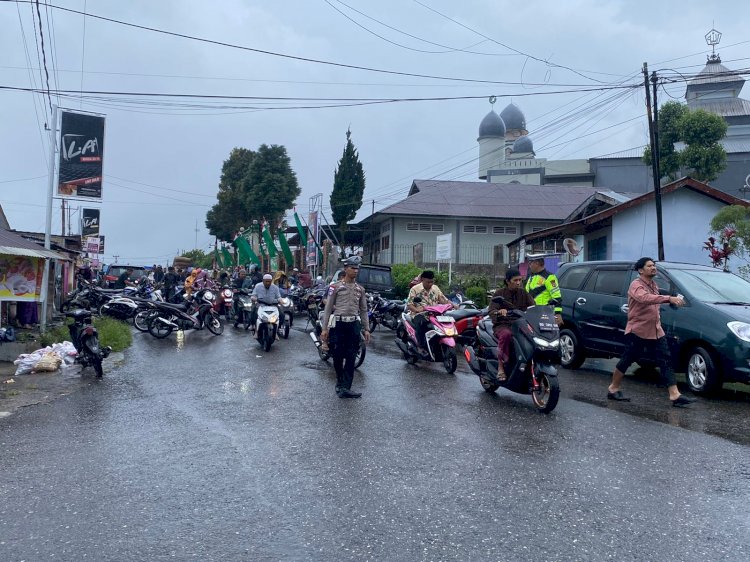 Sat Lantas Polres Manggarai Maksimalkan Pelayanan Publik, Laksanakan Pengamanan dan Pengaturan Lalu Lintas Sholat Jumat di Masjid Baiturahman Kumba