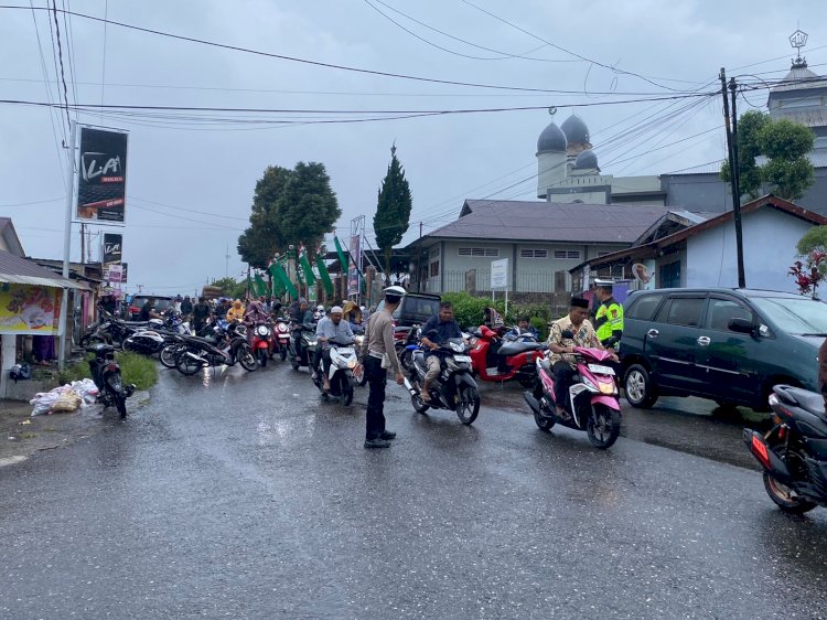 Sat Lantas Polres Manggarai Maksimalkan Pelayanan Publik, Laksanakan Pengamanan dan Pengaturan Lalu Lintas Sholat Jumat di Masjid Baiturahman Kumba