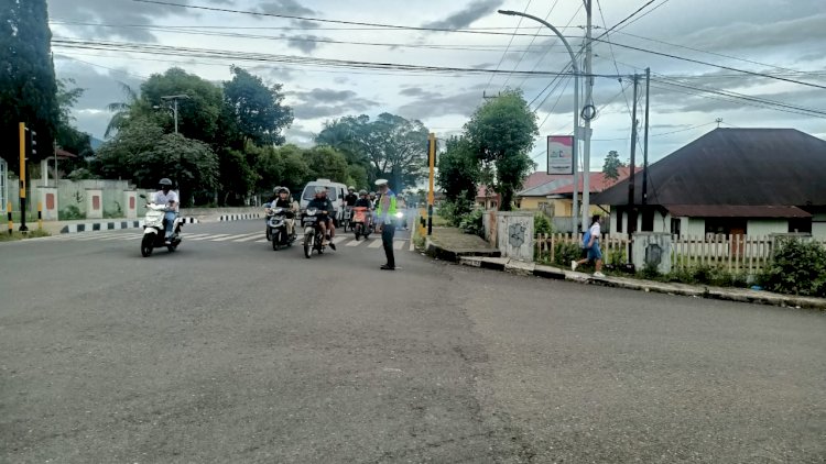 Anggota Polres Manggarai Laksanakan Strong Point Pagi di Sejumlah Titik Rawan Kota Ruteng