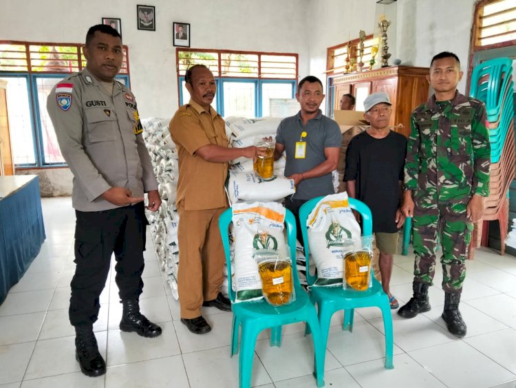 Bhabinkamtibmas Cibal Barat Lakukan Pendampingan Penyaluran Bantuan Pangan di Empat Desa