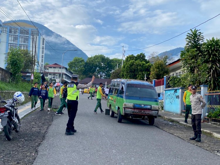 Anggota Polres Manggarai Laksanakan Strong Point Pagi untuk Dukung Aktivitas Masyarakat