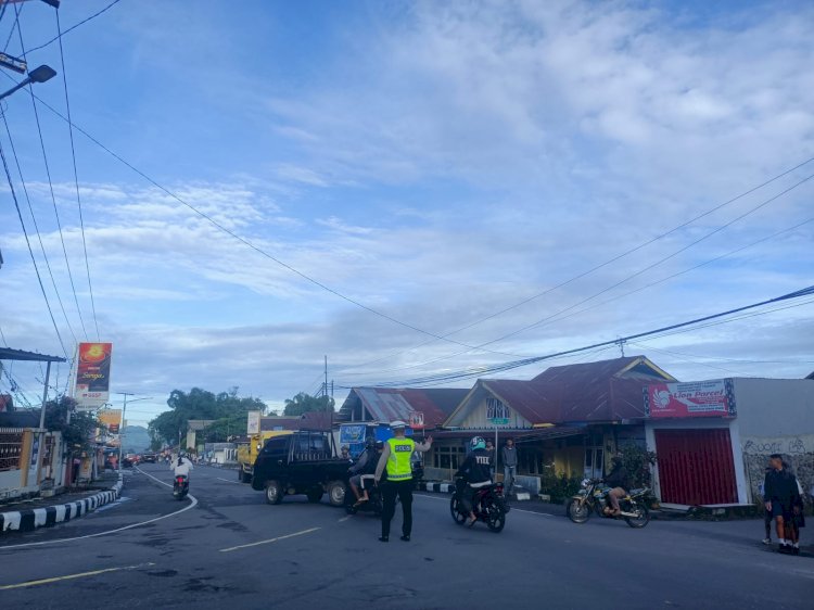 Anggota Polres Manggarai Laksanakan Strong Point di Titik Rawan Kecelakaan