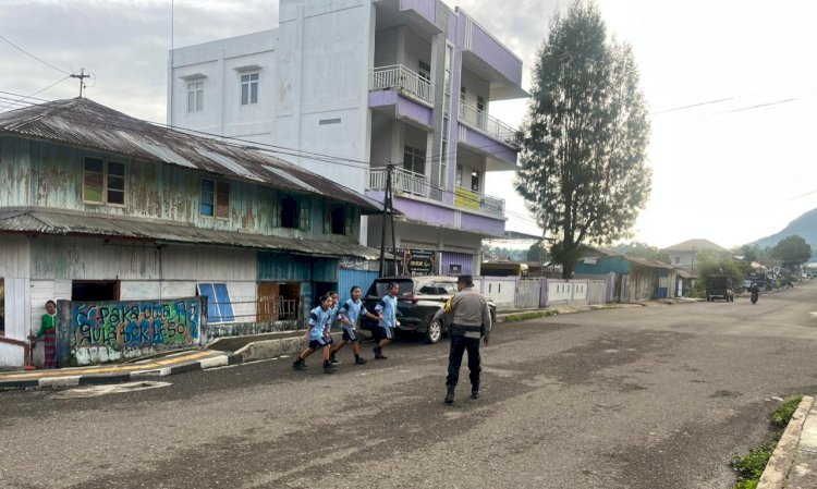Anggota Polres Manggarai Laksanakan Strong Point di Titik Rawan Kecelakaan