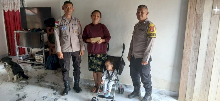 PEDULI KASIH  POLRES MANGGARAI SALURKAN BANTUAN DANA PENGOBATAN KEPADA ANAK PENDERITA HIDROSEFALUS