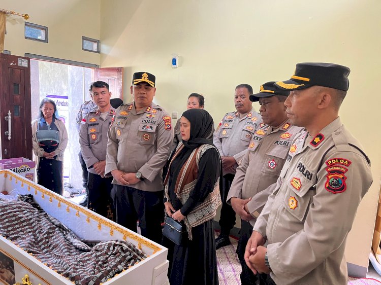 Kapolres Manggarai Bersama Wakapolres, PJU dan Bhayangkari Melayat ke Rumah Duka Orang Tua Personel Polres Manggarai