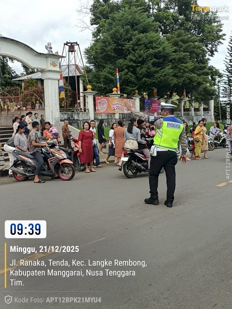 PERSONIL POS PAM  OPS  LILIN  TURANGGA  POLRES MANGGARAI  , AMANKAN  JALANNYA IPERAYAAN IBADAH  DISELURUH GEREJA  DI MANGGARAI , BERJALAN AMAN DAN. KONDUSIF .