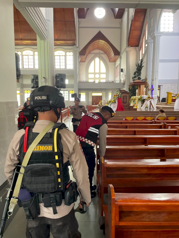 Satgas Preventif Ops Lilin Turangga 2025 Bersama Kompi 2 Yon B Pelopor Laksanakan Sterilisasi Gereja, Pastikan Ibadah Natal Aman dan Kondusif