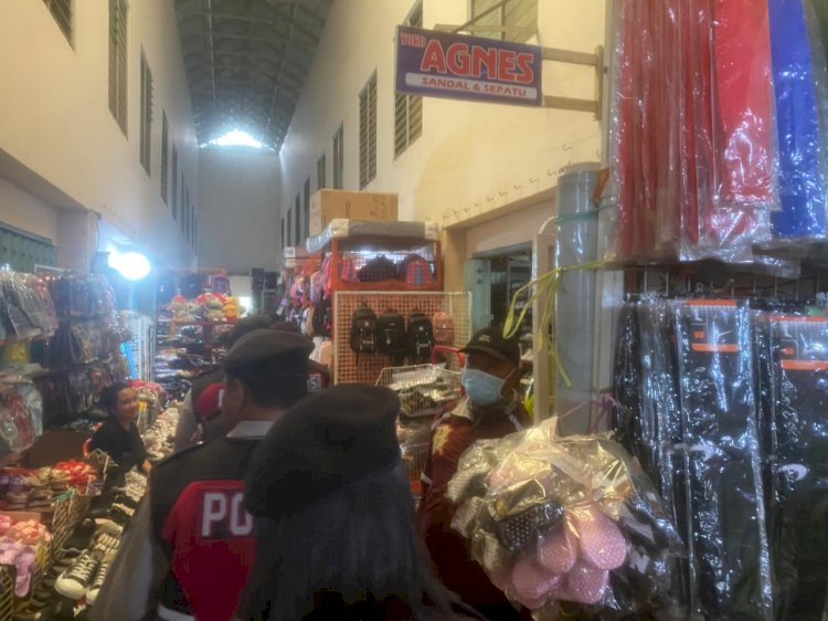 SAT SAMAPTA POLRES MANGGARAI LAKSANAKAN PATROLI JALAN KAKI DI SEPUTARAN PERTOKOAN DAN PASAR KOTA RUTENG