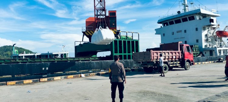 Menjelang perayaan Tahun Baru ,KP3 Laut Reo Tingkatkan Pengawasan dan  Pengamanan Aktivitas Bongkar Muat di Pelabuhan Laut Kelas II Reo