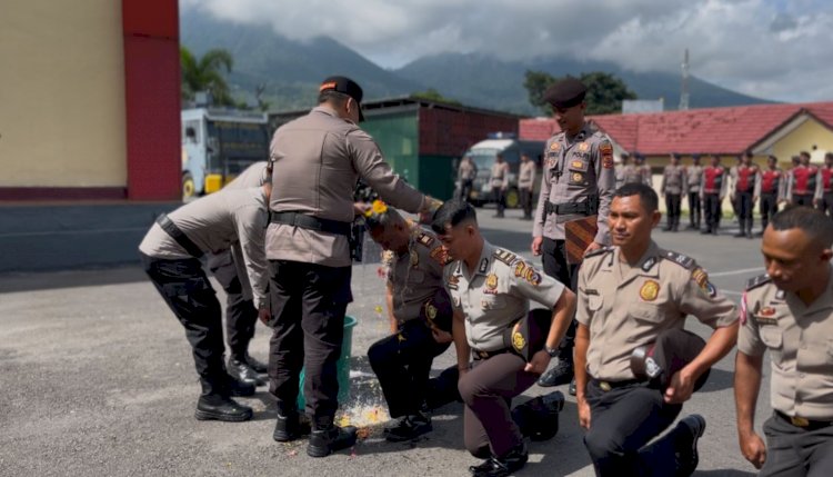Momen Akhir Tahun, Kapolres Manggarai Pimpin Upacara Kenaikan Pangkat Perwira, Bintara, Tamtama dan PNS Polri