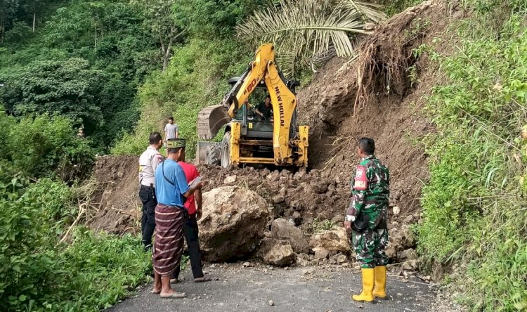 Bhabinkamtibmas Bersama Babinsa Pantau dan Amankan Penanganan Longsor di Desa Beamese
