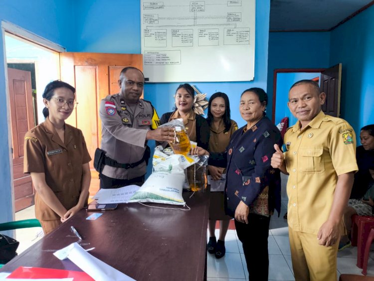 Bhabinkamtibmas Laksanakan Pengamanan Pembagian Sembako bagi Warga Kurang Mampu di Kelurahan Tenda dan Poco Mal