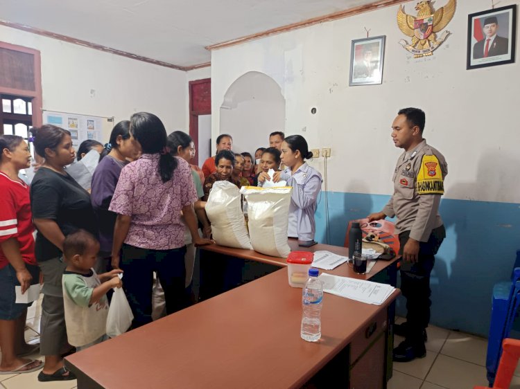 Bhabinkamtibmas Hadir Mengawal Penyaluran Bantuan Pangan untuk Warga Compang Carep