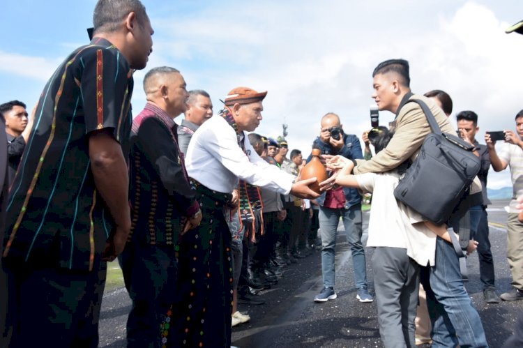 Kedatangan Kapolres Manggarai Bersama Ketua Bhayangkari Cabang Manggarai di Bandara Udara Frans Sales Lega Disambut  Forkopimda Manggarai Secara Adat.