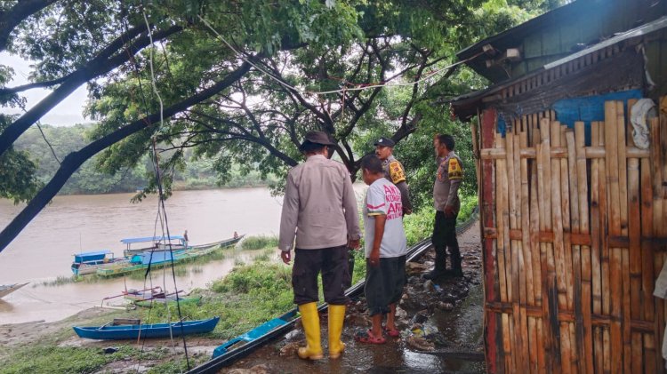 Polisi Hadir di Tepi Wae Pesi, Menjaga Aman di Tengah Rintik Musim Hujan