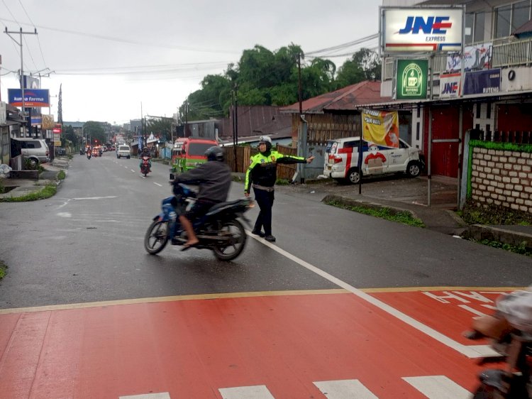 Anggota Sat Lantas Polres Manggarai Laksanakan Strong Point di Titik Rawan Kecelakaan