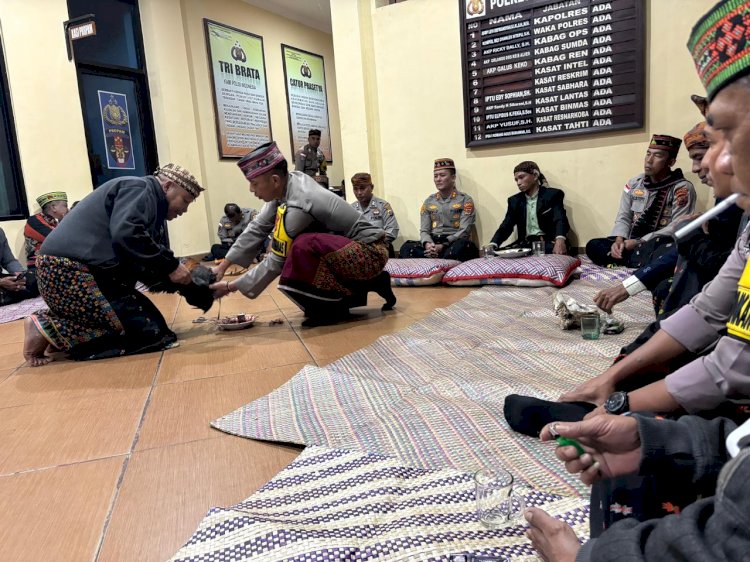 Mengawali Pengabdian, Kapolres Manggarai Gelar Ritual Adat ‘Tesi Rantang Babang Agu Bentang’ sebagai Penghormatan Budaya Lokal”
