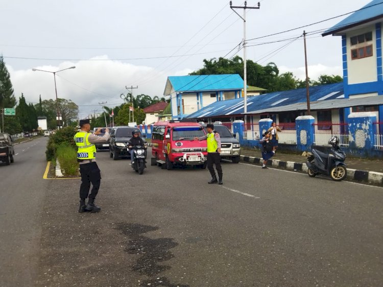 Anggota Polres Manggarai Laksanakan Strong Point di Daerah Rawan Kecelakaan dan Sekolah