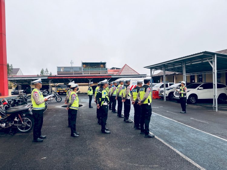 Kasat Lantas Polres Manggarai Berikan Arahan Saat Apel Pengaturan Lalu Lintas Pagi