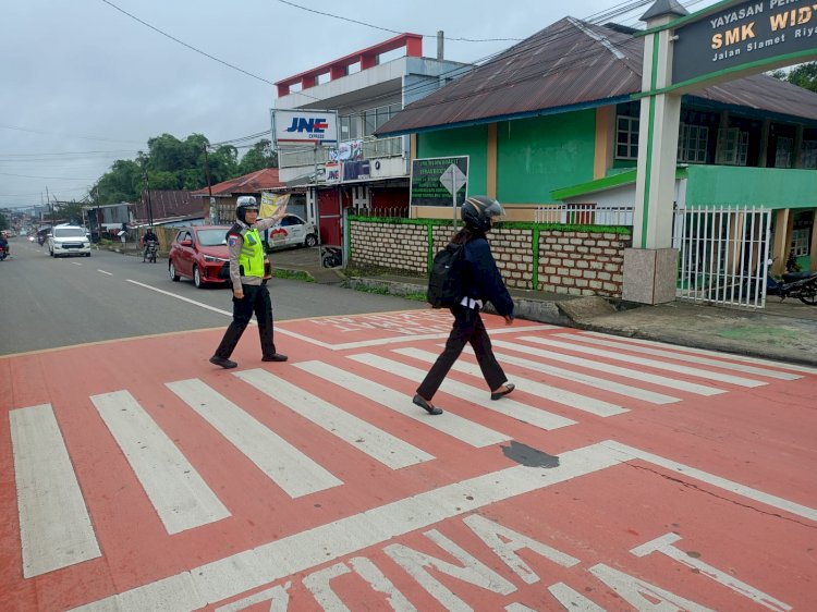 Anggota Polres Manggarai Laksanakan Pengaturan Lalu Lintas Pagi di Titik Rawan