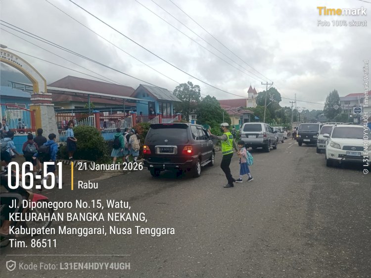 Anggota Polres Manggarai Laksanakan Pengaturan Lalu Lintas Pagi di Titik Rawan