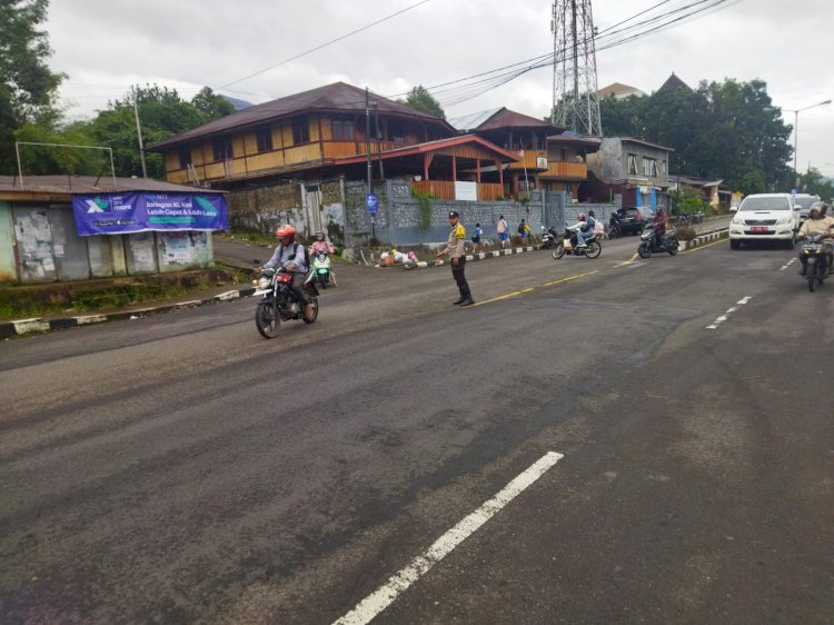 Anggota Polres Manggarai Laksanakan Pengaturan Lalu Lintas Pagi di Titik Rawan