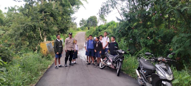 Bhabinkamtibmas Kelurahan Wali Laksanakan Patroli dan Imbauan Kamtibmas di Lingkungan Sekolah