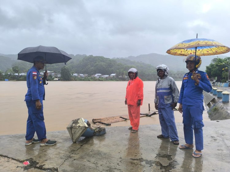Kasat Polairud Polres Manggarai Bersama Dishub Pantau Debit Air Kali Waipesi Gongger