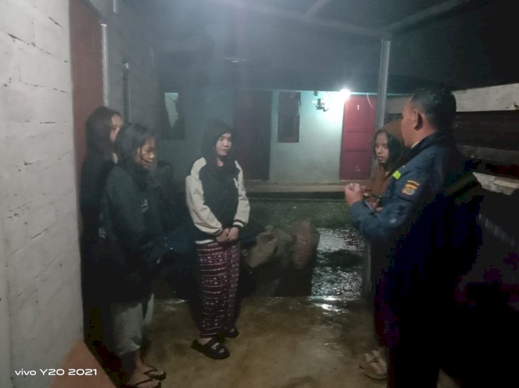 Bhabinkamtibmas Polres Manggarai Laksanakan Sambang dan Patroli Dialogis di Kos Mahasiswa