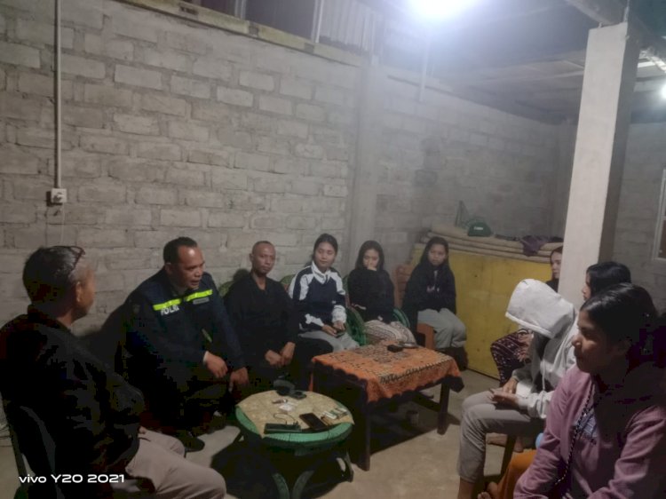 Bhabinkamtibmas Polres Manggarai Laksanakan Sambang dan Patroli Dialogis di Kos Mahasiswa