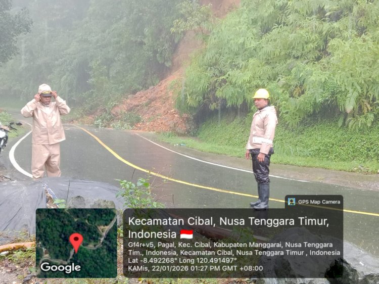 CEPAT, SIGAP, DAN TANGGAP — POLSEK CIBAL SIAGAKAN PERSONEL DI LOKASI TANAH LONGSOR, PASTIKAN ARUS LALIN TETAP LANCAR