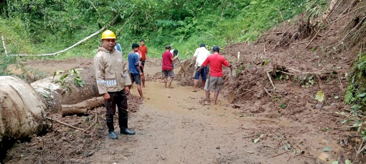 Bhabinkamtibmas Kecamatan Cibal Tinjau Lokasi Longsor di Lampung Bea Leba, Desa Nenu