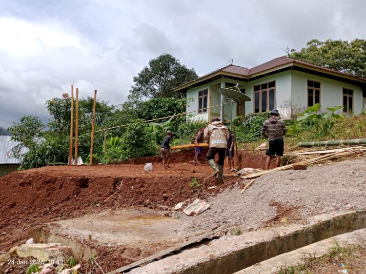 Bhabinkamtibmas Kecamatan Lelak Tinjau Lokasi Pengerjaan Rumah Bantuan Layak Huni dari Bapak Kapolda NTT