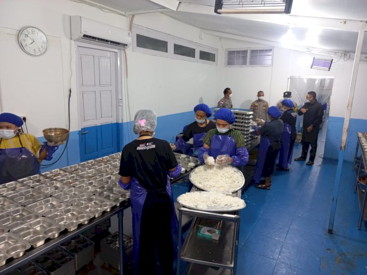 Bhabinkamtibmas Polres Manggarai Sambangi Dapur SPPG Lawir, Dukung Pemenuhan Gizi dan Program Nasional