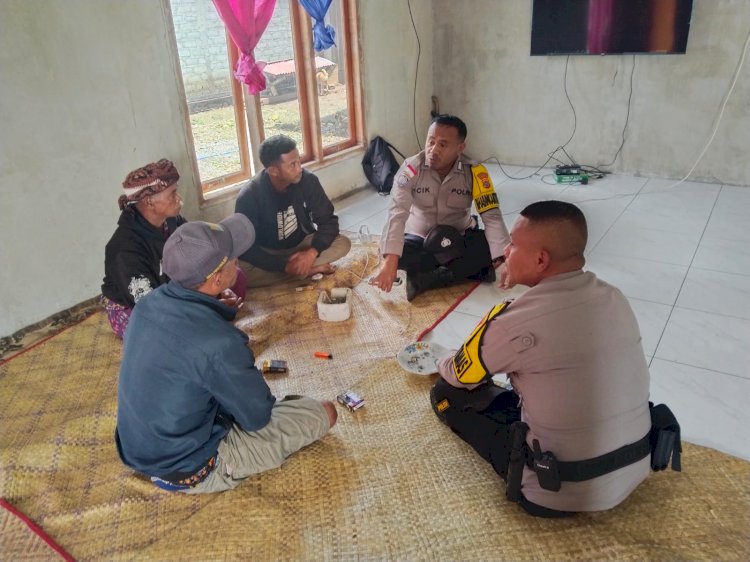 Bhabinkamtibmas Kec. Ruteng Gelar Patroli Dialogis dan Sambang Warga di Desa Rai