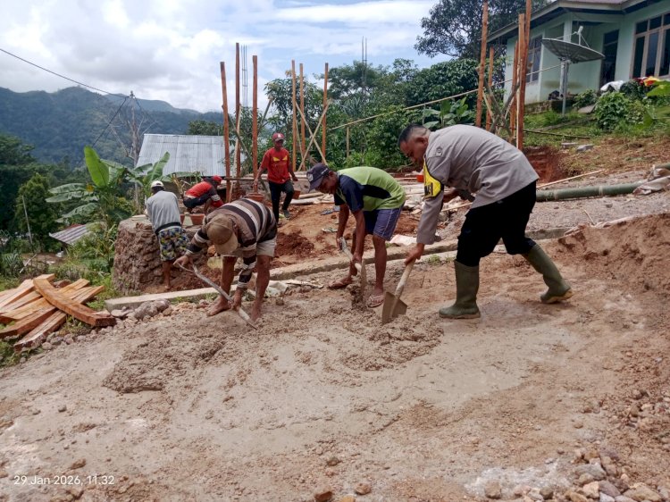 BHABINKAMTIBMAS KECAMATAN LELAK TINJAU PEMBANGUNAN RUMAH BANTUAN LAYAK HUNI DARI KAPOLDA NTT