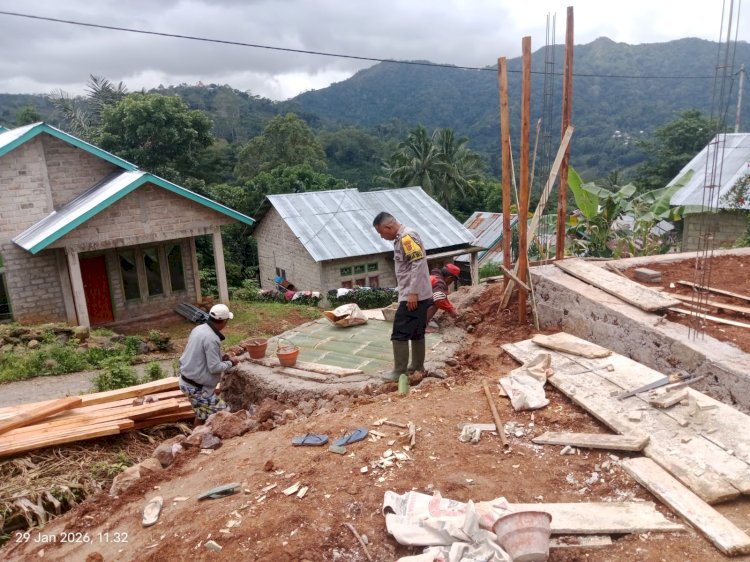 BHABINKAMTIBMAS KECAMATAN LELAK TINJAU PEMBANGUNAN RUMAH BANTUAN LAYAK HUNI DARI KAPOLDA NTT