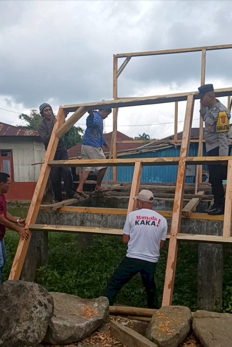 BHABINKAMTIBMAS KELURAHAN PAU IKUT GOTONG ROYONG PEMBANGUNAN DAPUR RUMAH ADAT