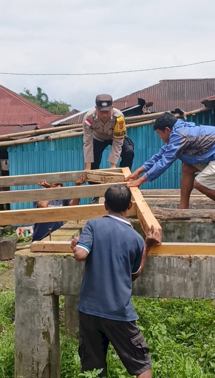 BHABINKAMTIBMAS KELURAHAN PAU IKUT GOTONG ROYONG PEMBANGUNAN DAPUR RUMAH ADAT