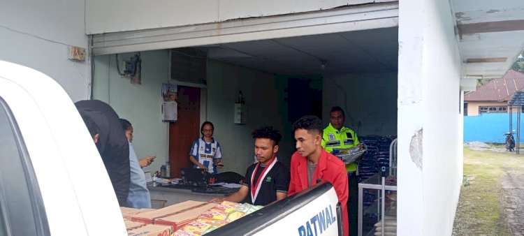 Sat Lantas Polres Manggarai Bersama GMNI Cabang Ruteng Salurkan Bantuan Logistik Korban Bencana Alam