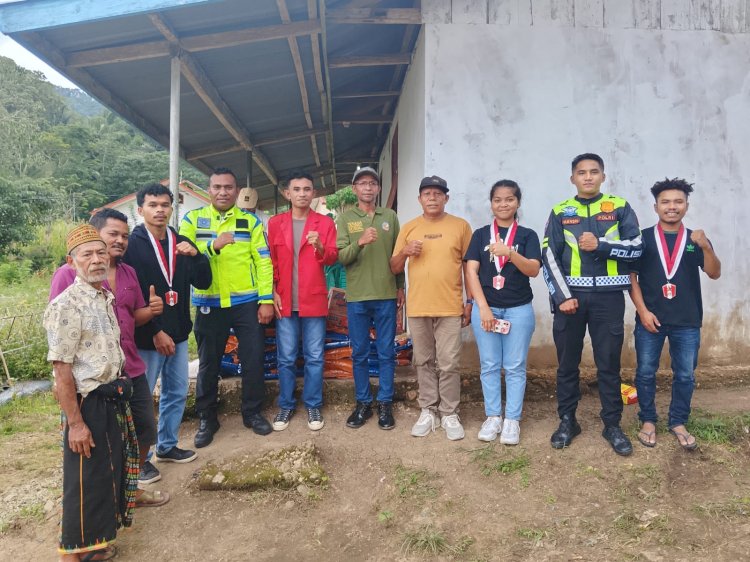Sat Lantas Polres Manggarai Bersama GMNI Cabang Ruteng Salurkan Bantuan Logistik Korban Bencana Alam