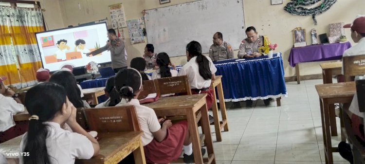 Kanit Binpolmas Polres Manggarai Pimpin Upacara dan Sosialisasikan Pencegahan Bullying di SDK Ruteng V