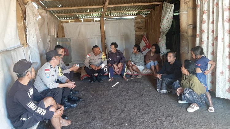 Bhabinkamtibmas Kelurahan Golodukal Lakukan Pengecekan Rumah Tidak Layak Huni Warga