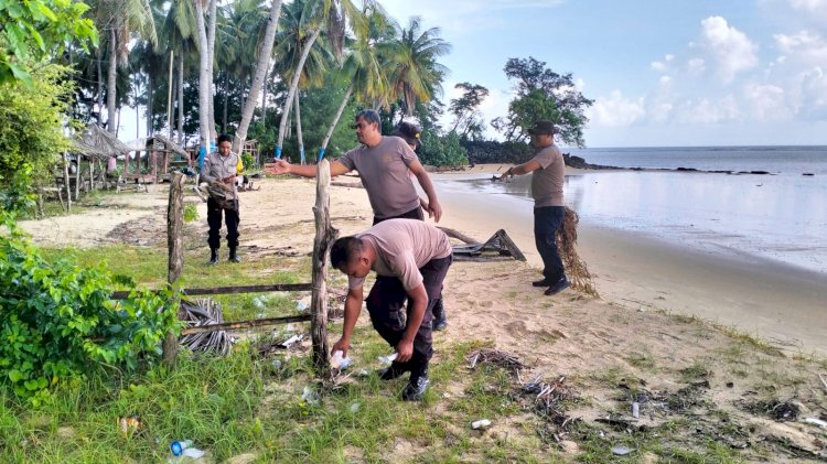 Polsek Reo,Polres Manggarai,Polda NTT Laksanakan Aksi Bersih di Pantai Wisata Jengkalang, Wujud Kepedulian Terhadap Lingkungan.