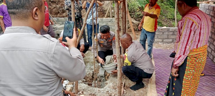 Kapolres Manggarai Salurkan Bantuan Kapolda NTT kepada Dua Warga Kurang Mampu di manggarai.